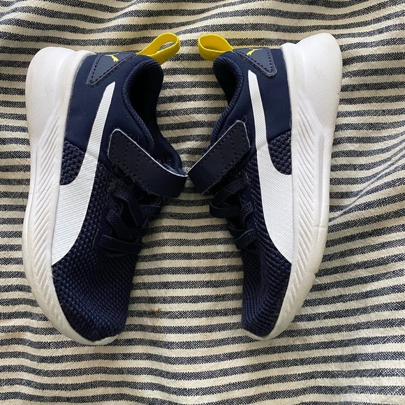 EUC!! Kids PUMAS - unisex but boys sizing-SO CUTE - Picture 1 of 8
